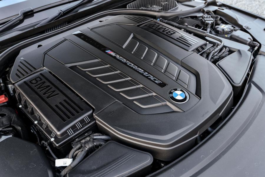 Моторный отсек BMW M760Li xDrive 2017 года  (ZA) (фото 9 из 21)
